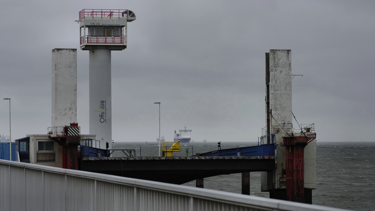 Seebrücke Cuxhaven  Durchsage Stena Foreteller kommt.jpg