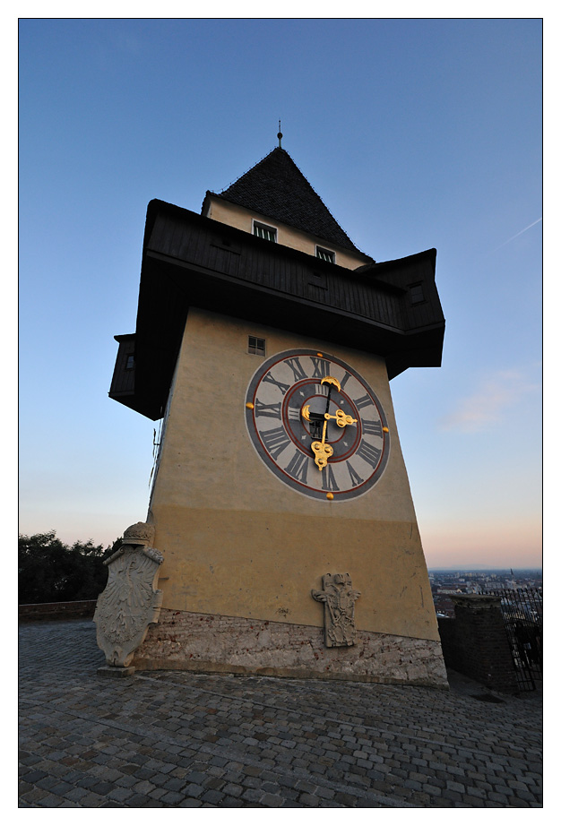 (Sehr) Nah dran am Grazer Uhrturm.
10mm (DX), 1/100s, 1:13, ISO 320