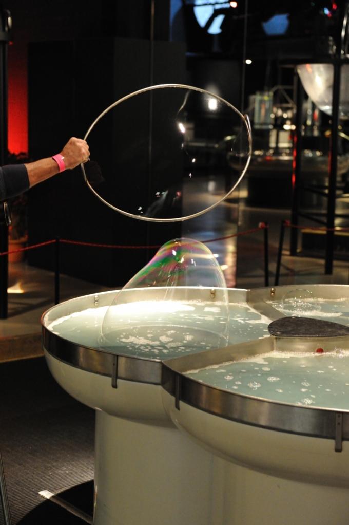 Seifenblase kurz vor dem Zerplatzen (Swiss Science Center Technorama)