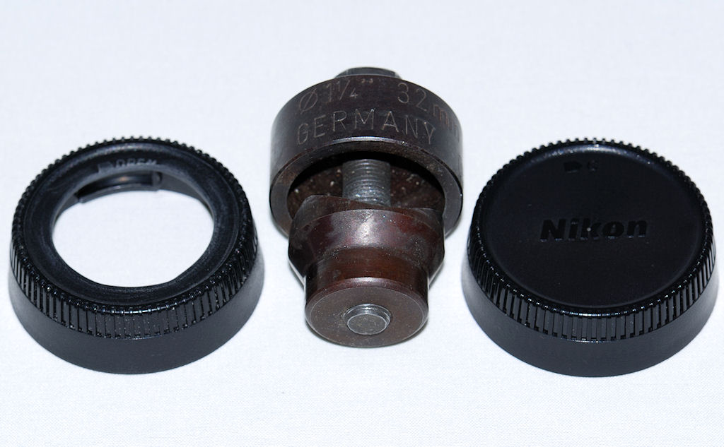 Selbstbau eines Blende-offenhalte-Ring für G-Nikkore:
Links ein LF-1 mit Loch, Mitte der Lochschneider, rechts ein unveränderter LF-1