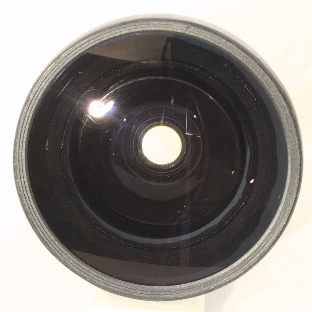 Selbstgebaut: Fisheye-Vorsatz mit über 180° Bildwinkel
aus einer alten bikonvexen 18-Dioptrien-Sammellinse,
einer bikonkaven Streulinse eines alten Fi