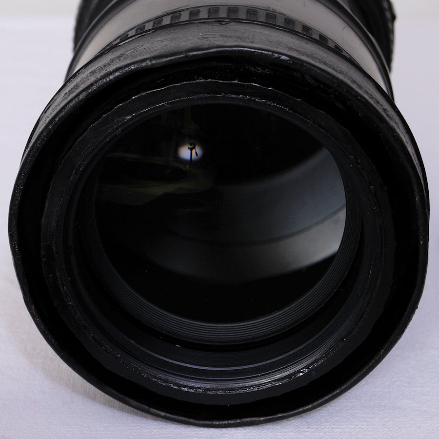 Selbstgebautes 105/5.6 Objektiv für Nahaufnahmen mit Einschnappring für die Befestigung des Nikon Makro Ringblitzes eines MEDICAL-NIKKORs.