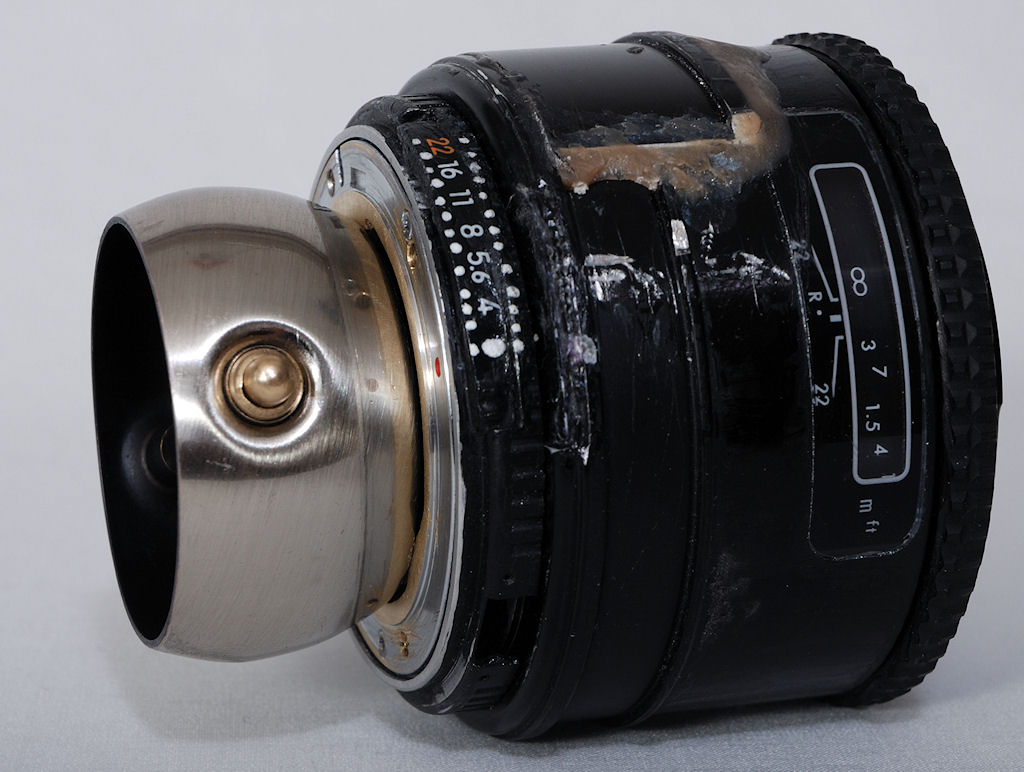 Selbstgebautes Lensbaby-Composer-Klon mit CPU:
Makroobjektiv dazu, von der Seite, liegend