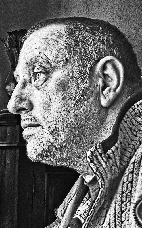 selbstportrait available light durch Fenster 0.7s Verschlusszeit, f/22, Cosina 19-35 bei f=28mm