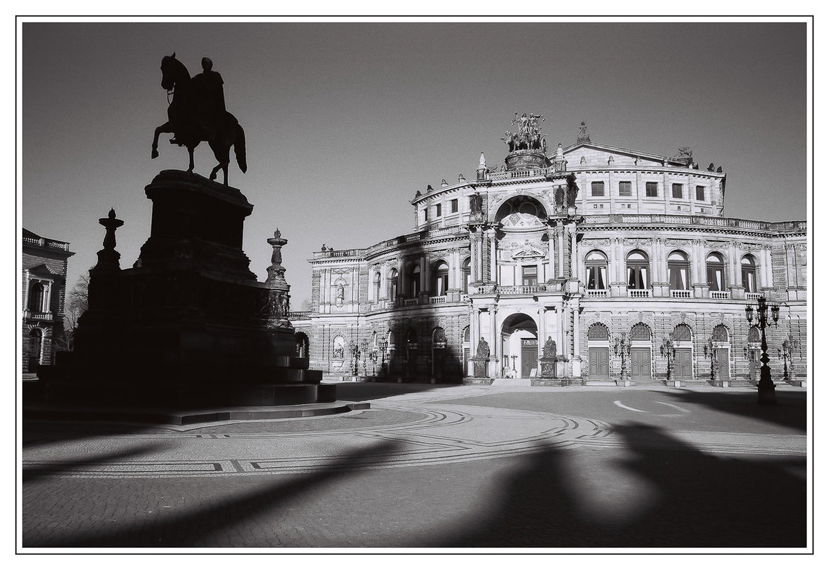 Semperoper in SW-Bearbeitet.jpg