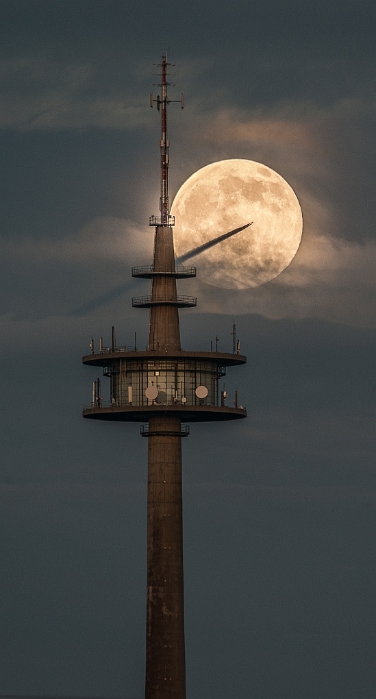 Sendeturm Göschberg und Mond