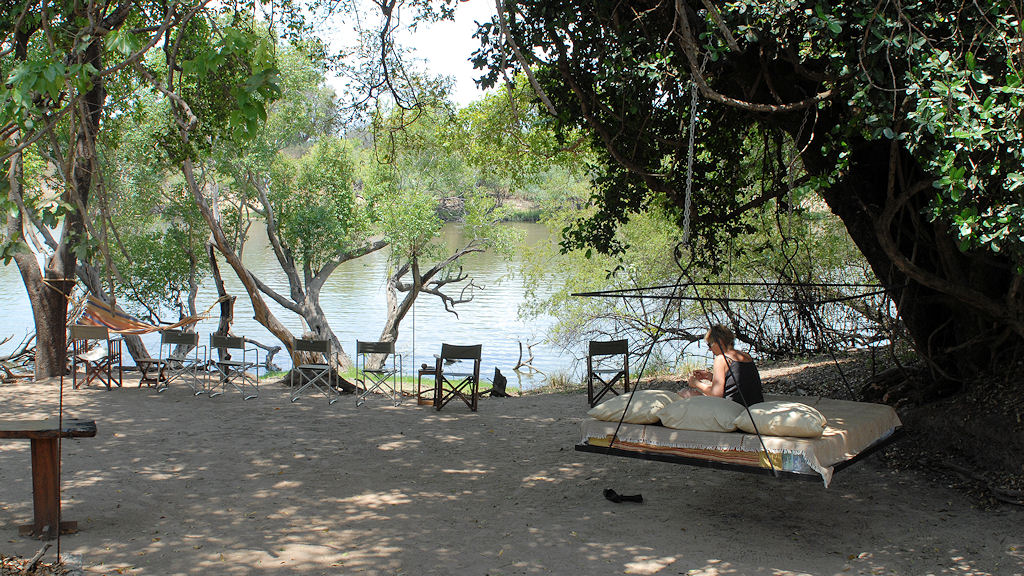 Siesta - Mittagspause im Musanza Camp.
Mit einen kühlen Bierchen auf dem Sofa des Restaurantzeltes,
geht der Blick auf den Lufupa River.
2796