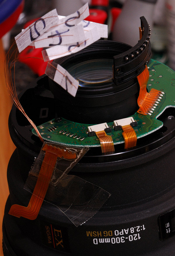 SIGMA AF 120-300mm f/2.8 D APO HSM für Nikon mit Sturzschaden.
Montage des abgerissenen GMR-Geber-Flexikabels.