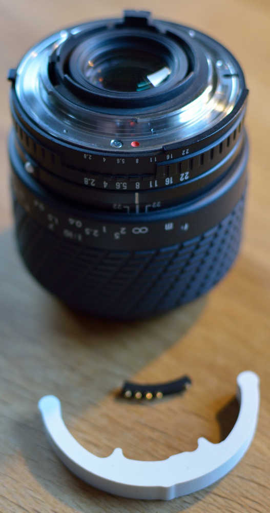Sigma Makro 1:2.8/f=50mm Umbau 1
Objektiv im Originalzustand, unten Chip und Montagehilfe.