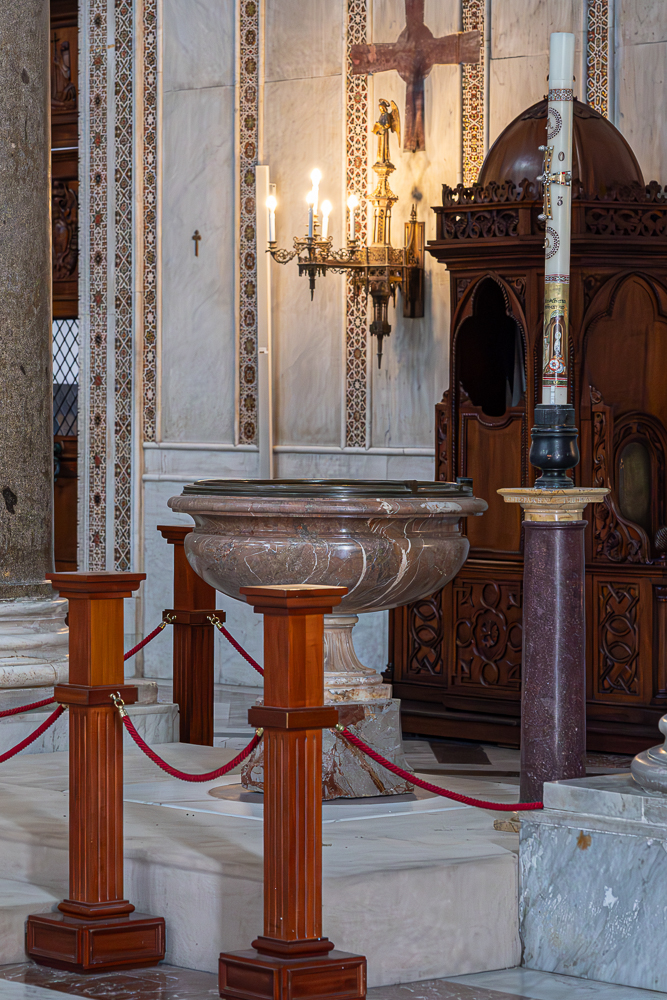 Sizilien 23 Monreale Kathedrale-Taufstein-39.jpg