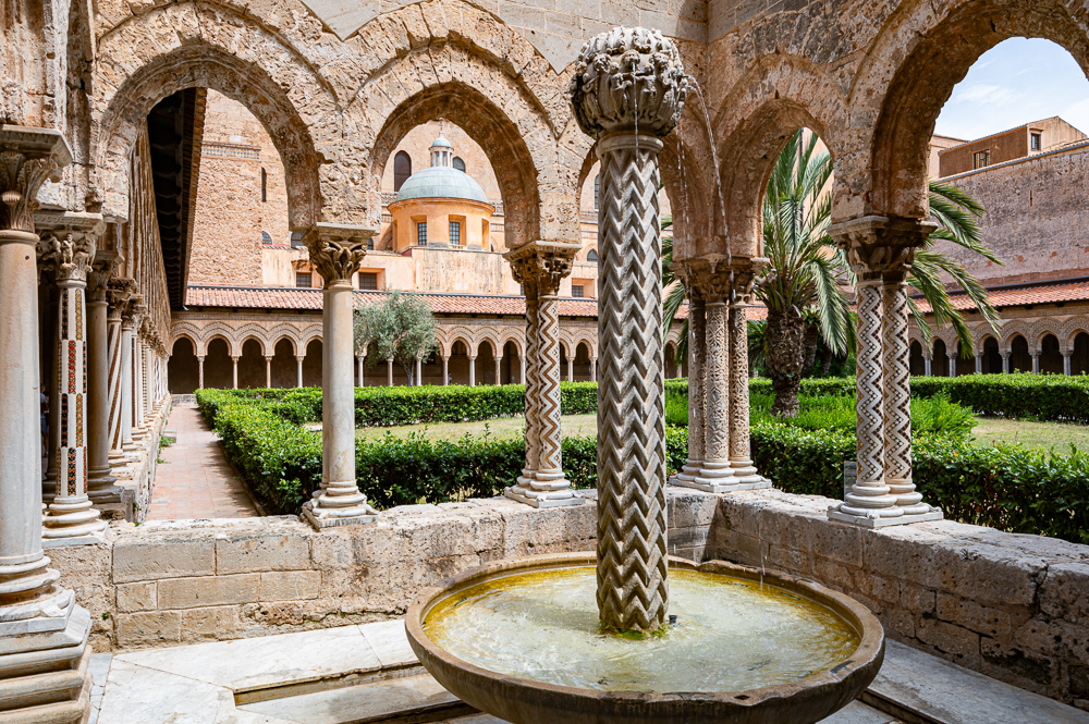 Sizilien 23 Monreale Kloster-Brunnen9609.jpg