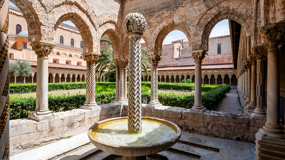 Sizilien 23 Monreale Kloster-Brunnen9619.jpg