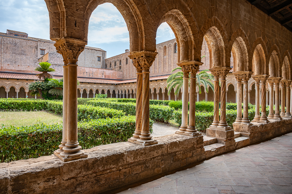 Sizilien 23 Monreale Kloster-Gang9599.jpg