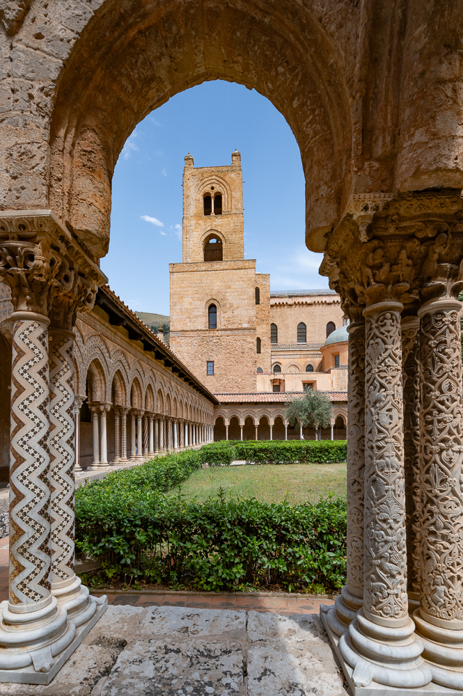 Sizilien 23 Monreale Kloster-Gang9610.jpg