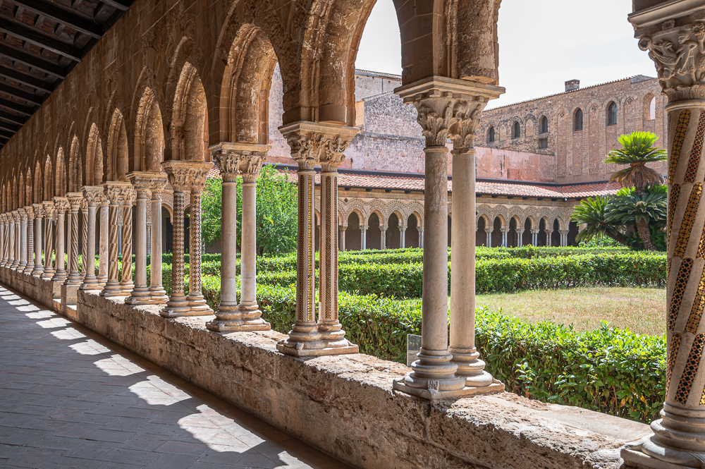 Sizilien 23 Monreale Kloster-Gang9626.jpg