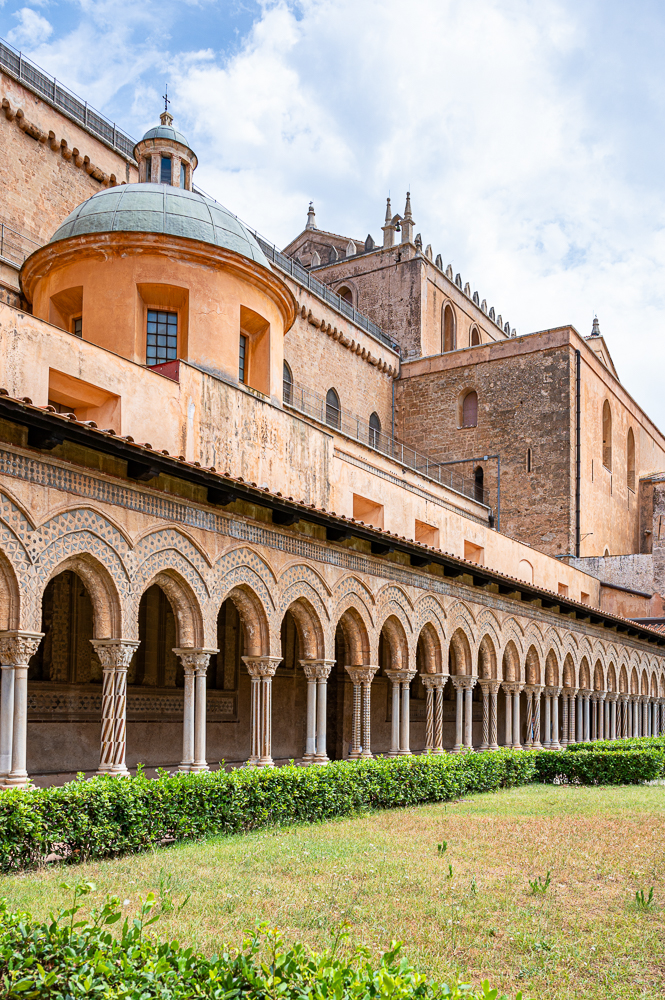 Sizilien 23 Monreale Kloster-Innenhof9598.jpg