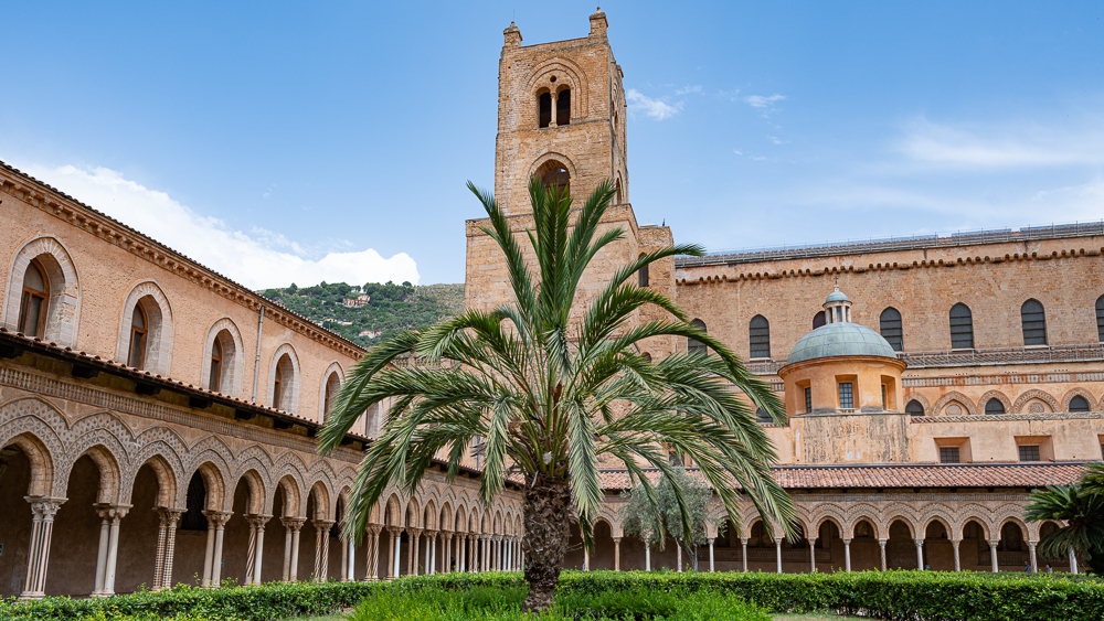 Sizilien 23 Monreale Kloster-Innenhof9611.jpg