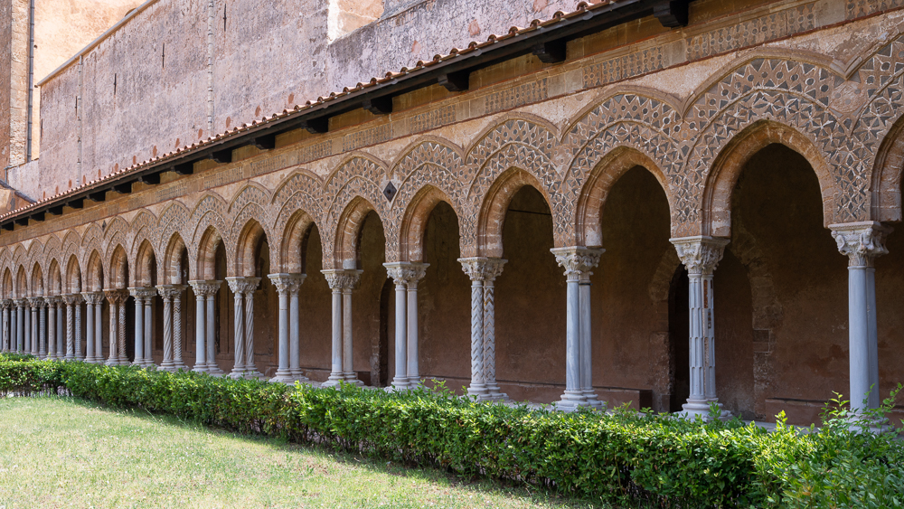 Sizilien 23 Monreale Kloster-Innenhof9615.jpg