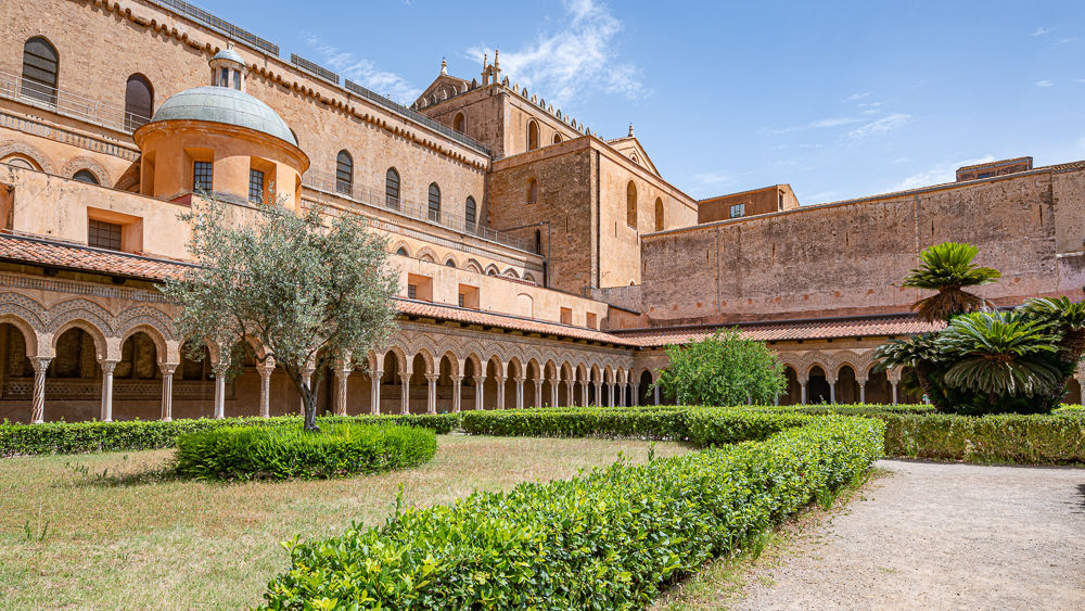 Sizilien 23 Monreale Kloster-Innenhof9623.jpg