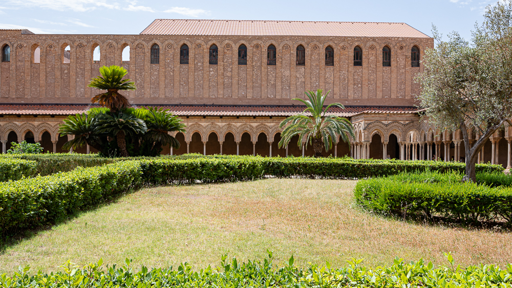 Sizilien 23 Monreale Kloster-Innenhof9627.jpg