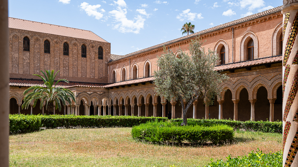 Sizilien 23 Monreale Kloster-Innenhof9628.jpg