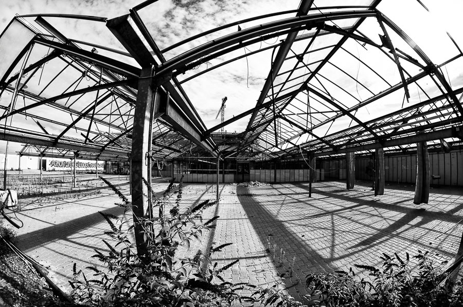 Skelett eines Gartencenters auf dem Gelände des neuen Stadtteils Bahnstadt, Heidelberg, 2012