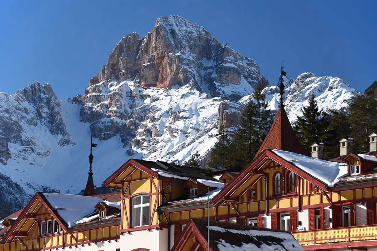 Skihotel in Schluderbach vor dem Berg "Hohe Gais" (3139m)