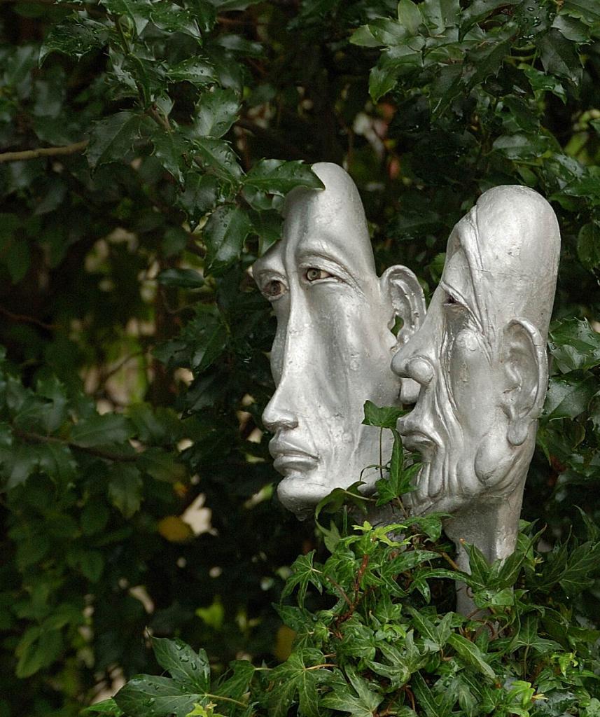 Skulptur vor einer Ladentür....