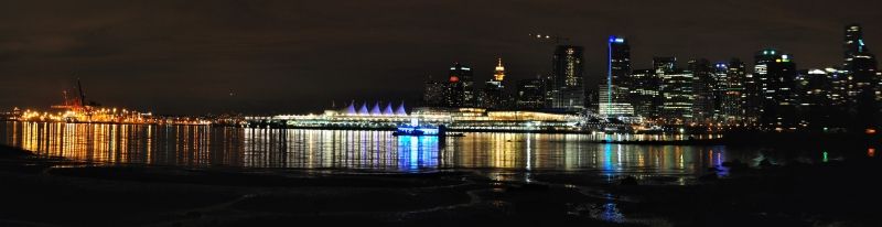 Skyline Vancouver bei Nacht (Panoramaaufnahme)