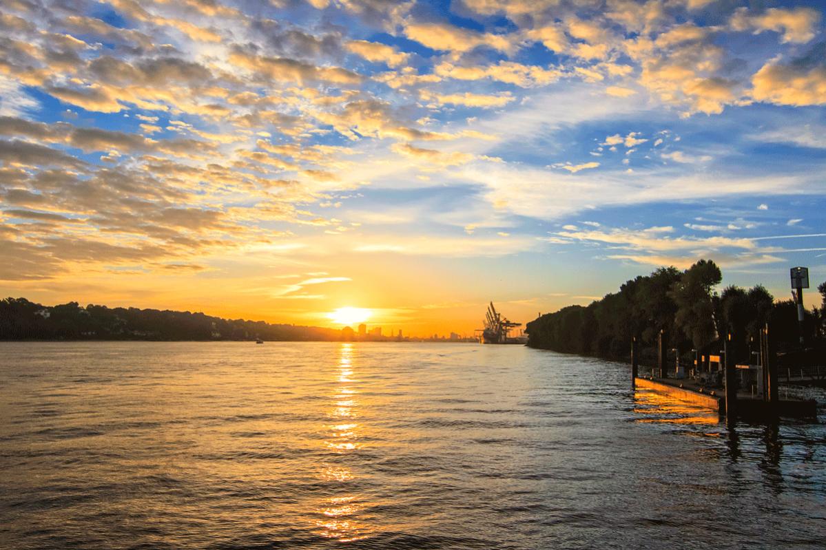 Sonnenaufgang über dem Hamburger Hafen