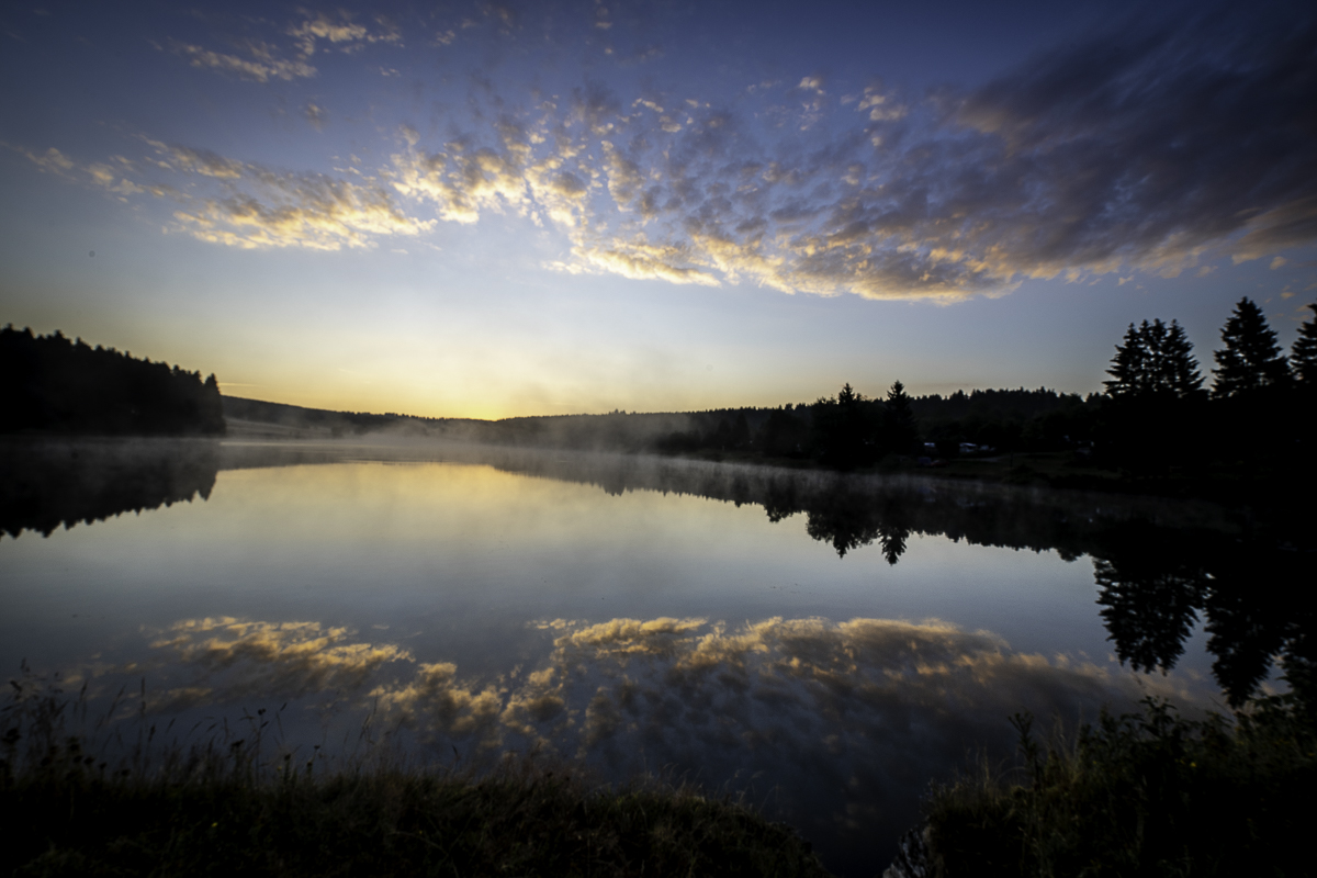 Sonnenaufgang über Pixheimer Teich löst den Nebel auf.