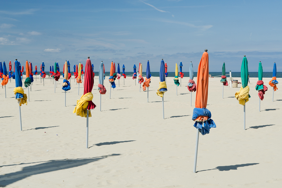 Sonnenschirmparade in Deauville, Normandie im Mai 2011
