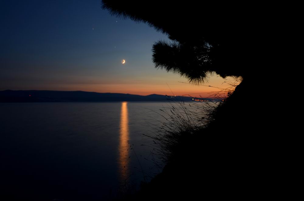 Sonnenunter- und Mondaufgang in Kroatien
