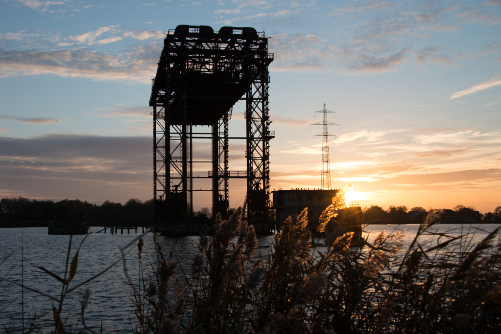 Sonnenuntergang an der Hubbrücke in Karnin