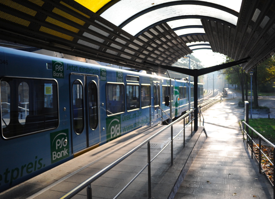 Sonntag, 1.11.2009. Ein Stadtbahnzug verlässt die Haltestelle Stuttgart-Feuerbach in Richtung Stadtmitte. Nikon D700, Nikkor 1:2.8/28 mm AIS, eingeste