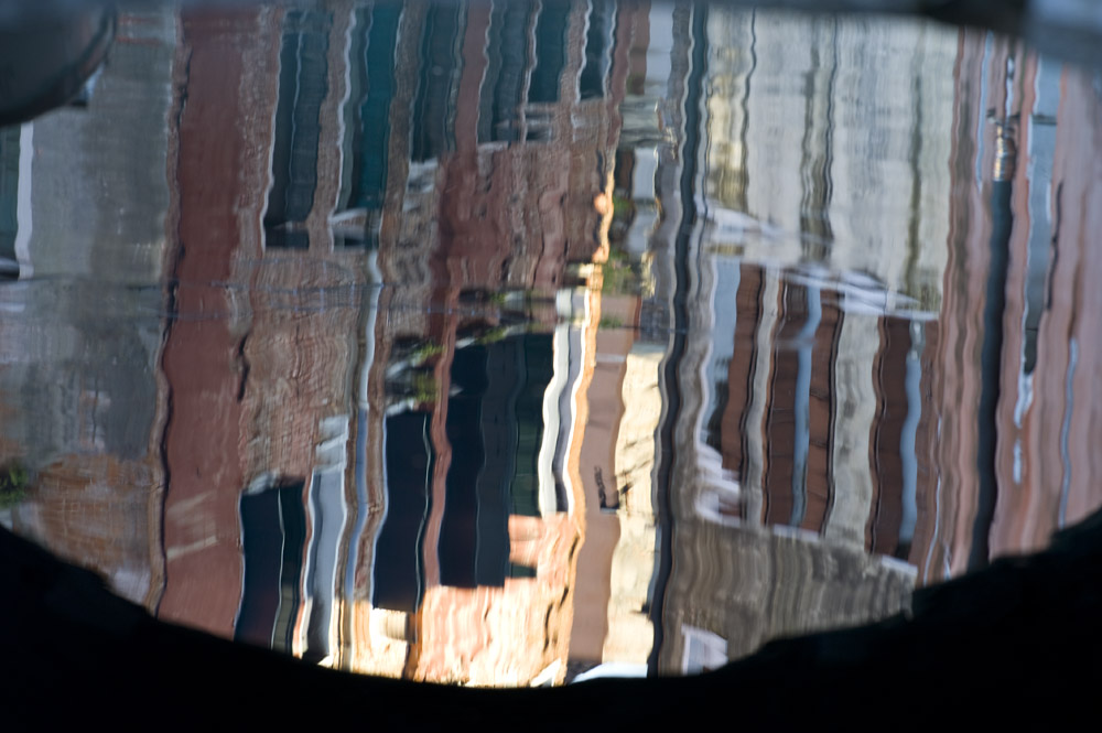 Spiegelungen unter einer Brücke