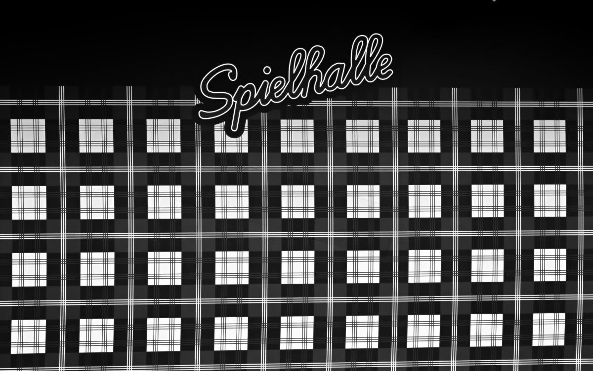 Spielhalle 1 BW.jpg