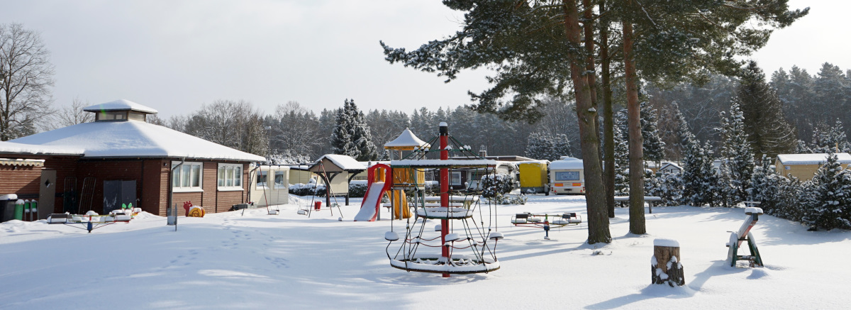 Spielplatz in Winterruhe.jpg