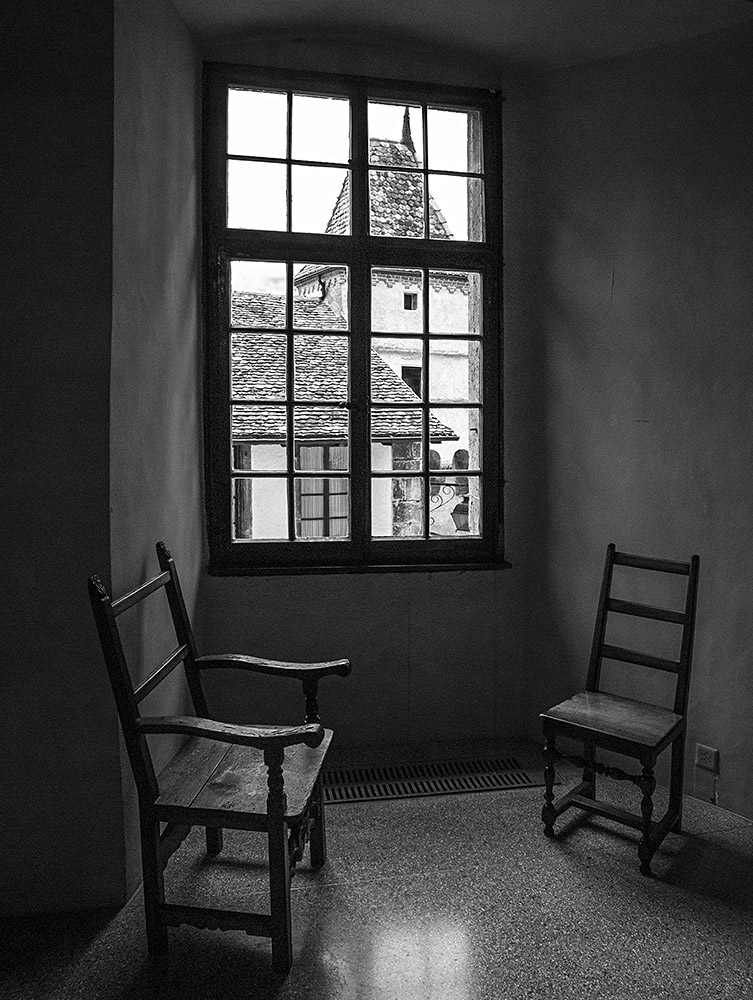 Stühle am Burgfenster, D200, 16-85 mm
