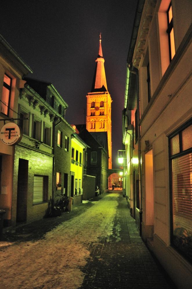 St. Corneliuskirche in Tönisvorst, gesehen aus der Antoniusstraße