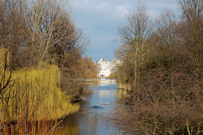 St. James Park
Oberhalb; Nähe von "South & West Africa Gates"
mit Sicht auf "Foreign & Commonwealth Office".