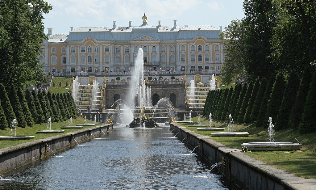St_Peterhof_St_Petersburg.jpg