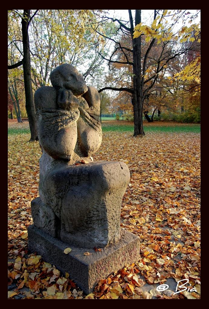 Statue im Arthur-Bretschneider Park Leipzig aufgenommen im November 2011 während eines Spaziergangs. Im Nachhinein habe ich den Kontrast ein wenig erh