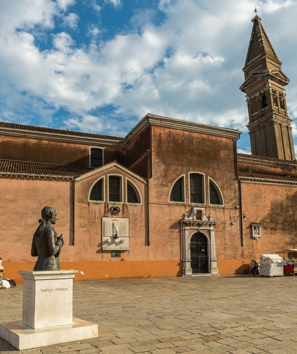 Statue mit Kirche