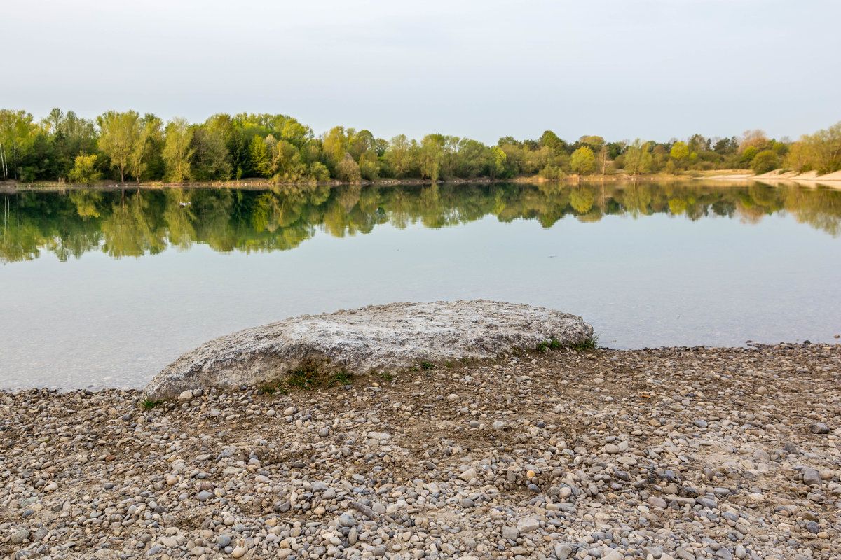 Stein, See, Bäume