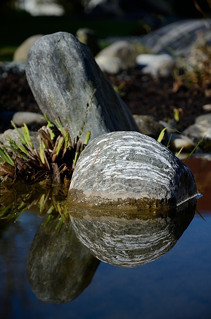 Steine am Gartenteich