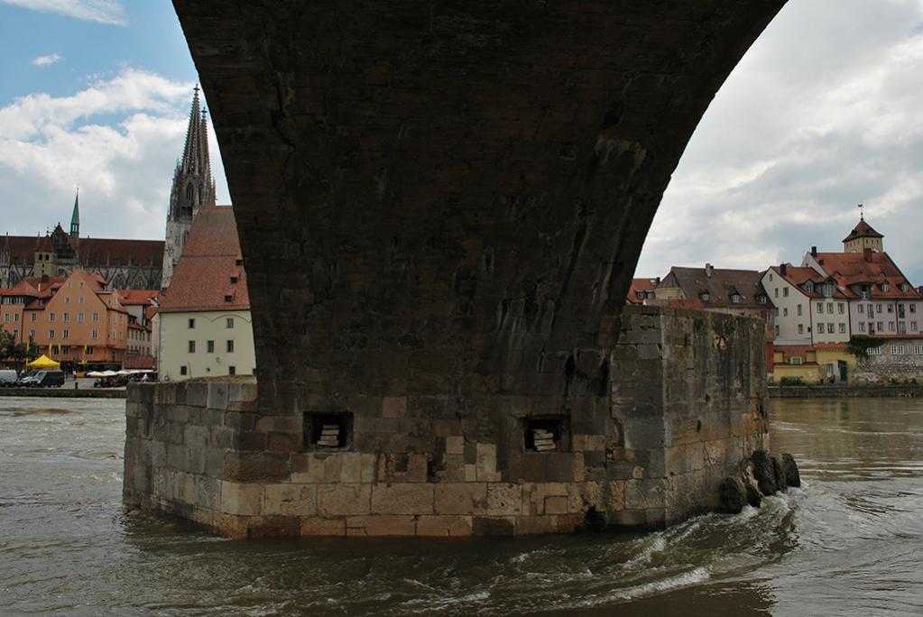 Steinerne Brücke bewölkt