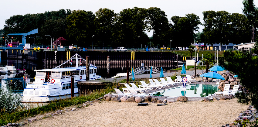 Stellplatz mit Pool.jpg