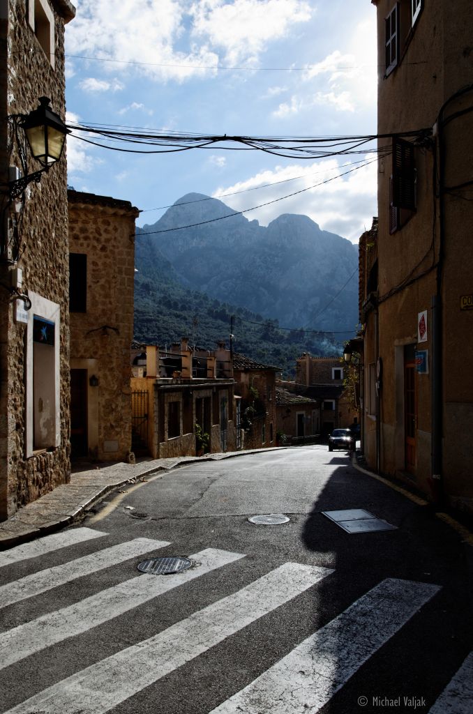 Straße durch Fornalutx / Mallorca
Aufnahmedatum: 02.12.2012

Kamera: Nikon D5100
Objektiv: Nikkor 18 - 105 mm
Blendenzahl: F/9
Belichtungszeit: 1/320 