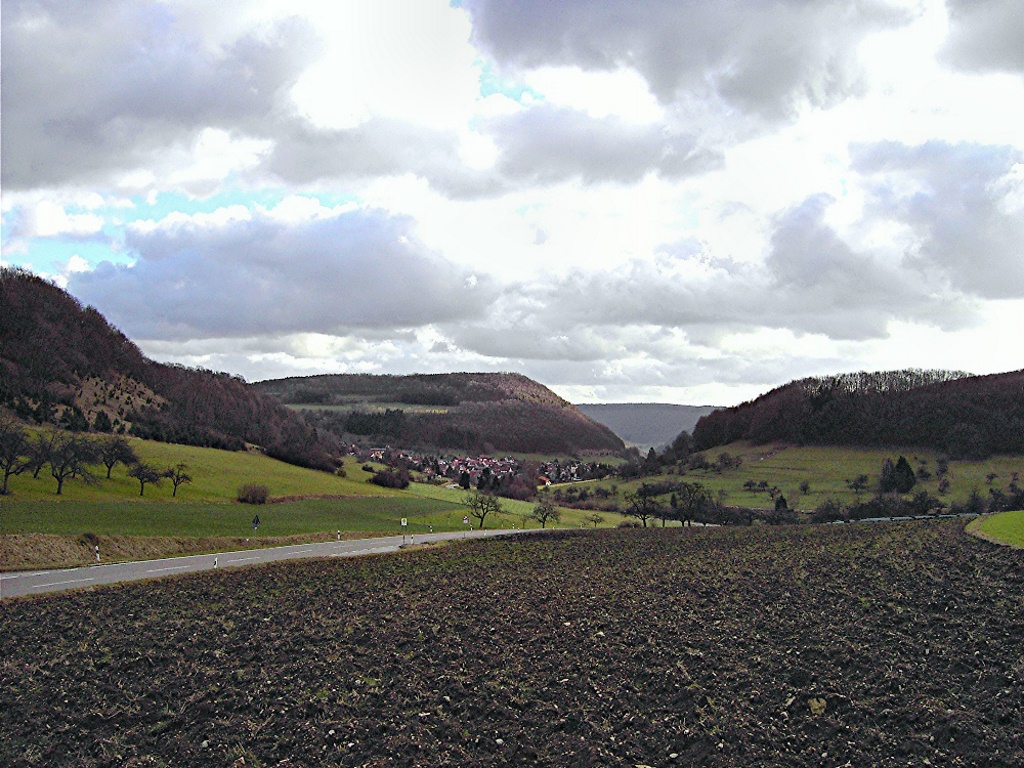 Straße nach Auendorf oberhald des alten Albaufstieges